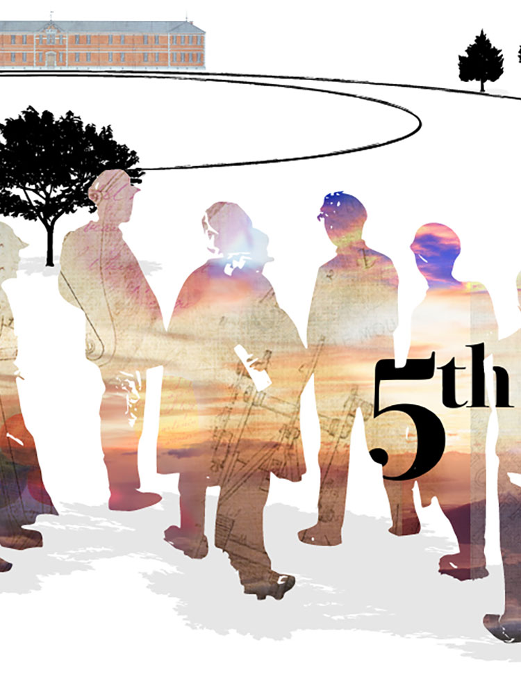 五高生が第五高等学校の前にたたずむイメージ画像